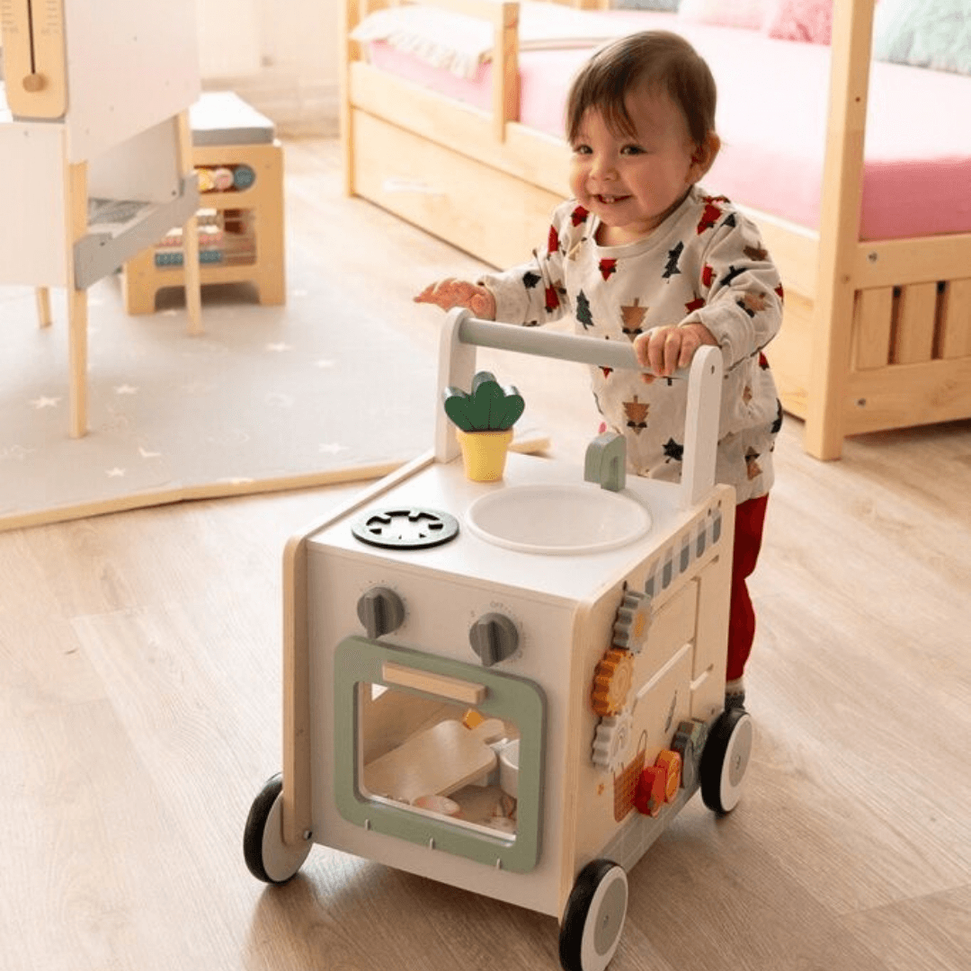 2Kids Toys Дървена играчка за прохождане Монтесори, с кухня